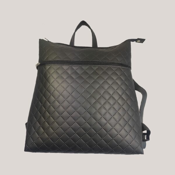 Dygsniuotos eko odos kuprinė juoda Dygsniuotos eko odos kuprinė juoda