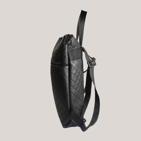 Dygsniuotos eko odos kuprinė juoda Dygsniuotos eko odos kuprinė juoda