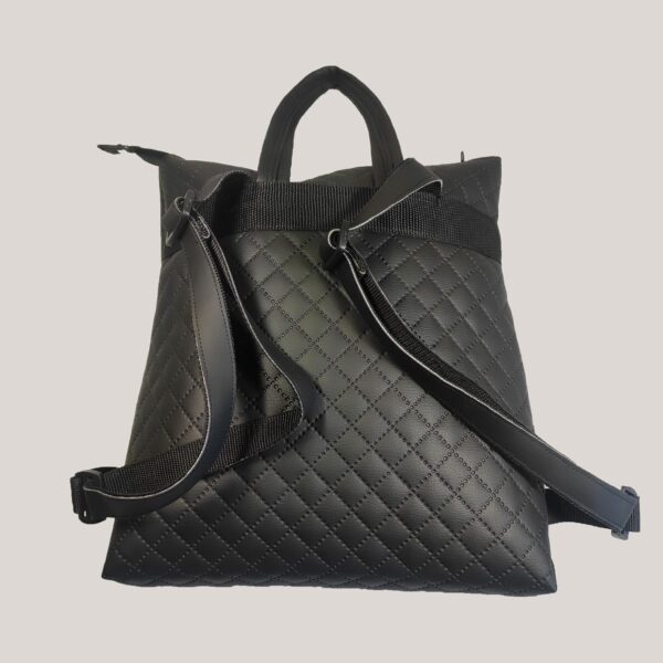 Dygsniuotos eko odos kuprinė juoda Dygsniuotos eko odos kuprinė juoda